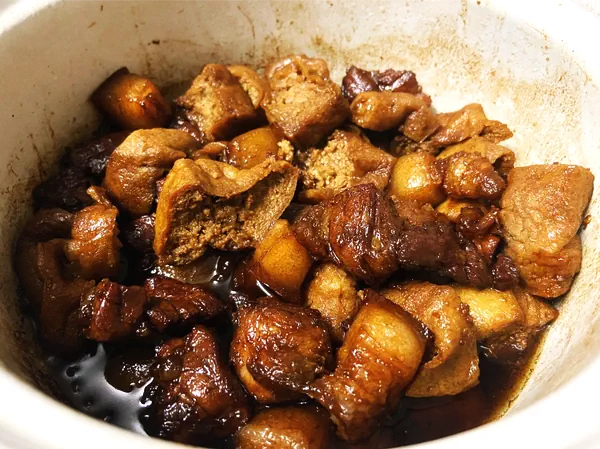 Foto del plato terminado de Cerdo estofado en vino amarillo con buñuelos (Receta de Huang Lei)