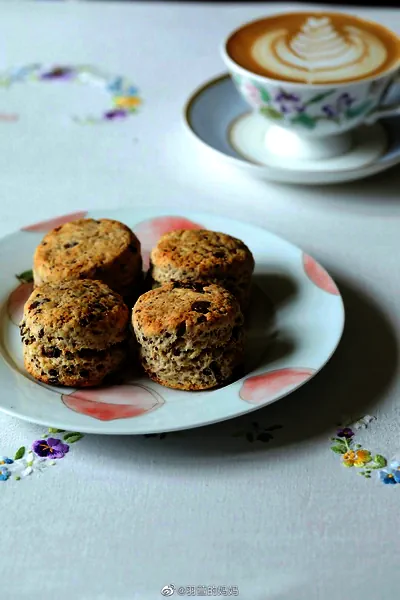 Fertiggestelltes Gericht von Scones mit Schokolade und Sahne