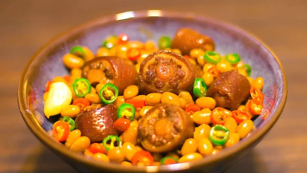 Foto del plato terminado de Colas de cerdo estofadas con soja. ¡Plato casero súper delicioso! Si dominas este, ¿quién querrá comer panceta de cerdo o patas de cerdo estofadas?
