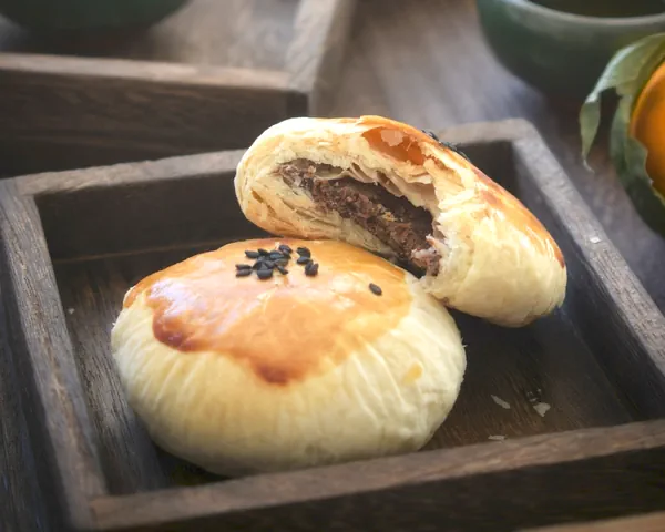 Photo du plat fini de Feuilletés aux haricots rouges vs gâteaux de lune « Wife Cake »