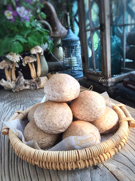 Fertiggestelltes Gericht von Schwarze Vollkornbrötchen für das Abendessen