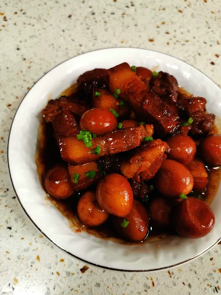 Foto del plato terminado de Cerdo guisado con huevos de codorniz