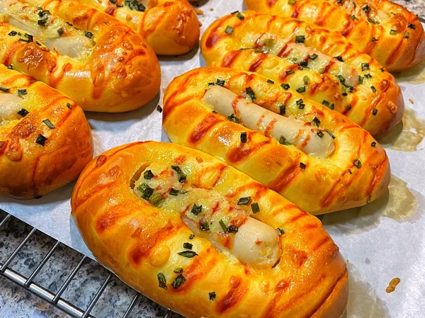 Foto do prato finalizado de Pão com salsicha, queijo e cebolinha (Pão de cachorro-quente)