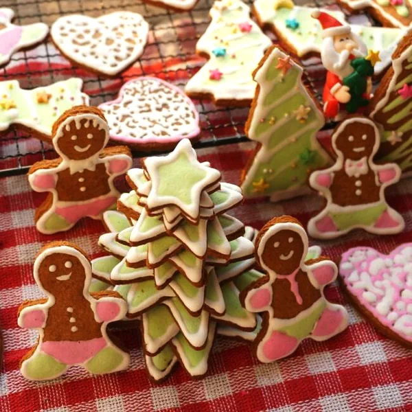 Fertiggestelltes Gericht von Lebkuchenmann und Weihnachtsbaum