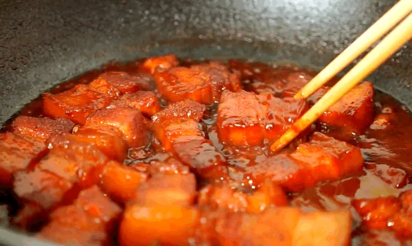 Foto del plato terminado de [La receta de panceta de cerdo estofada fermentada - Rojo brillante]
