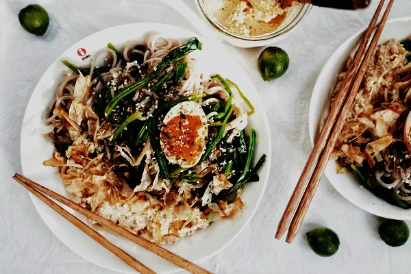 Fertiggestelltes Gericht von Buchweizennudeln mit Miso-Tofu-Soße, weichem Ei und Spinat [Gesundes All-in-One]