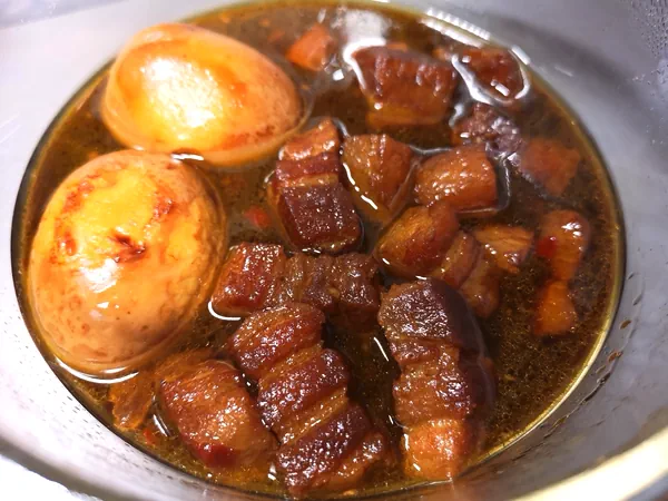 Foto del plato terminado de Tiernas piezas de panceta de cerdo en la arrocera