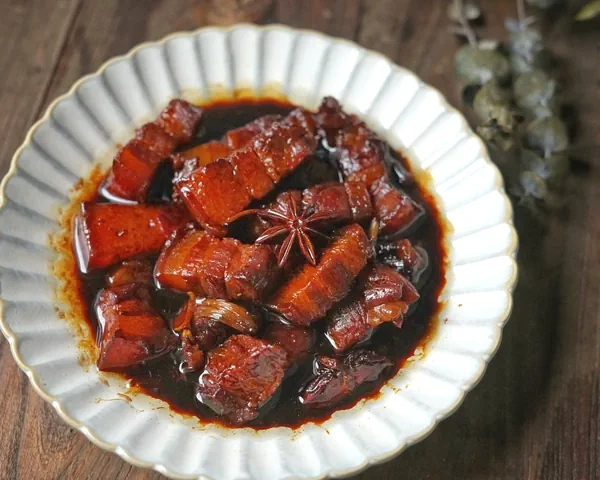 Foto del plato terminado de Panceta de cerdo estofada en olla a presión