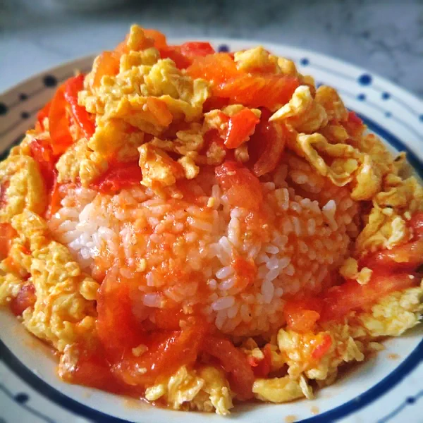 Foto masakan selesai dari Hidangan Manis dan Asam yang Lezat: Nasi Campur Tomat dan Telur