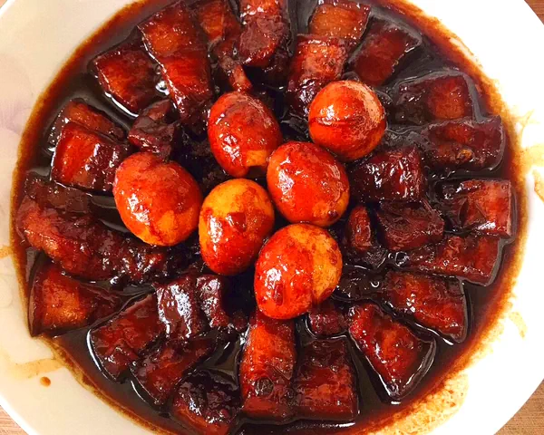 Foto del plato terminado de Carne de cerdo estofada con huevos de codorniz