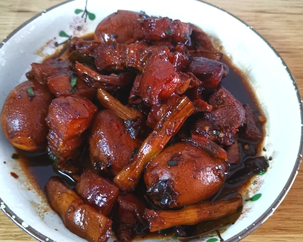 Foto del plato terminado de Cerdo estofado con huevo y bambú seco