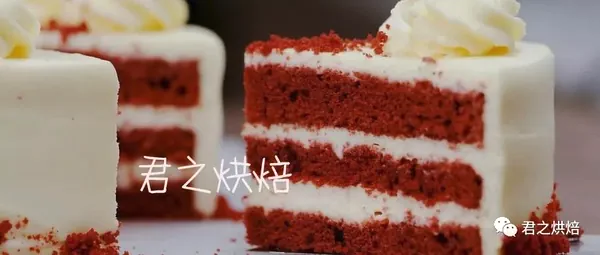 Fertiggestelltes Gericht von Der prächtige Red Velvet Kuchen: Romantik und Zartheit in der Luft