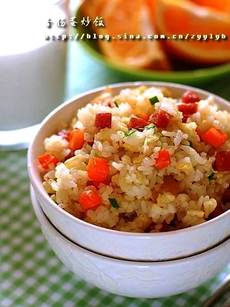 Foto do prato finalizado de Arroz frito com linguiça e ovo
