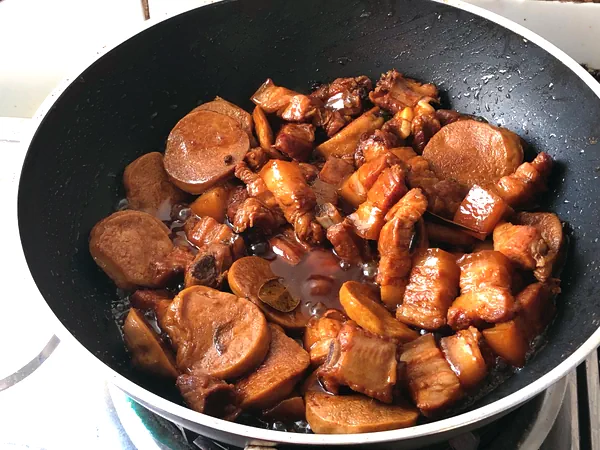 Foto del plato terminado de Delicioso pollo vegetariano con cerdo estofado
