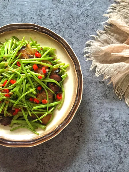 Finished dish photo of Fried Chinese Mugwort with Preserved Pork