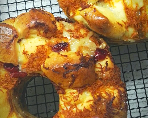 Fertiggestelltes Gericht von Hohles Brot mit Pulled-Pork-Füllung und Salatsauce