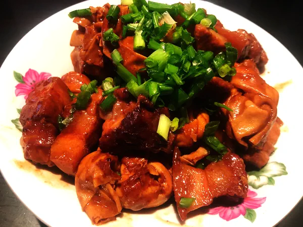 Foto del plato terminado de Panceta de cerdo estofada con nudos de tofu