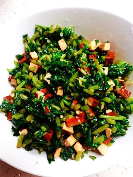 Photo du plat fini de Malantou mélangé avec du tofu séché : un goût de printemps à essayer absolument !