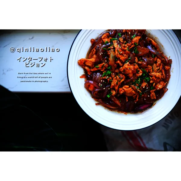 Fertiggestelltes Gericht von Gebratene Eier mit Süß-Sauer-Zwiebeln