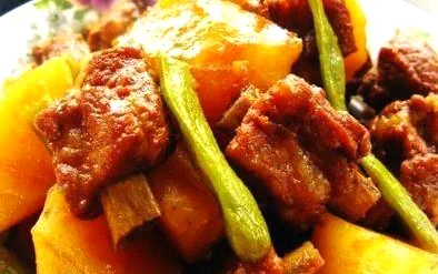 Foto masakan selesai dari Tulang Iga Babi dengan Kentang dan Tumis Kacang Polong
