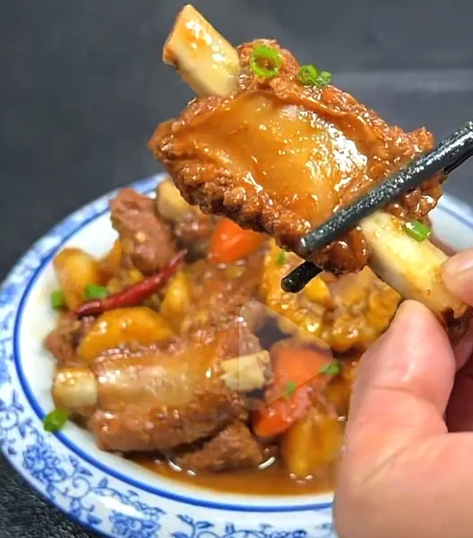 Foto masakan selesai dari Makan siang: Galbi jjim dengan kentang dan jagung, telur kukus, nasi dalam mangkuk tanah liat. Sup iga dengan wortel dan jagung. Sup yam, iga, dan jagung. Sup tomat, jagung, dan iga. Sup tulang babi, jagung, dan yam. Sup ikan dengan kacang hitam dan bunga rapeseed. Tumis daging dan jamur. Kentang, seledri, dan daging untuk makan siang. Mie galbi jjim.