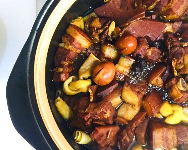 Foto del plato terminado de Cerdo Estofado con Cuajada de Frijol Fermentada Todo Incluido