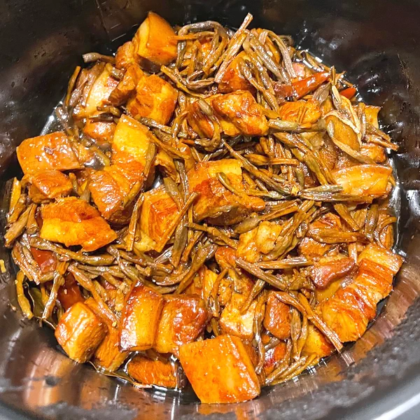 Foto del plato terminado de Panceta de cerdo guisada con judías verdes largas (versión rápida con olla a presión, sin blanqueo)