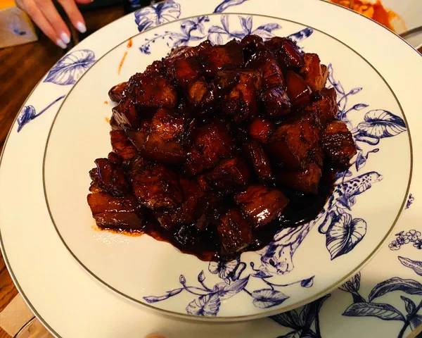 Foto del plato terminado de "La Llamada de la Vida" Panceta de cerdo al estilo Huang Lei