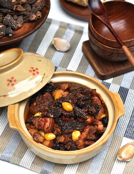 Foto del plato terminado de Pechuga de cerdo estofada con colmenillas y nueces de ginkgo