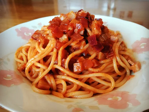 イタリア風クラシックボロネーゼソース付きパスタの完成品の写真