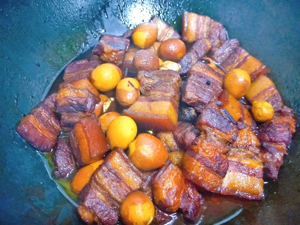 Foto del plato terminado de Cerdo guisado casero con huevos de codorniz