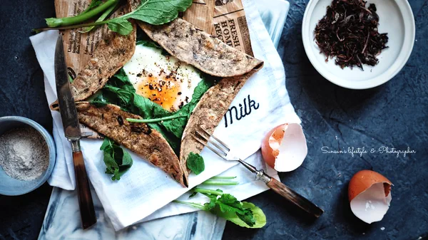 Foto del plato terminado de Wrap integral cuadrado con huevo cremoso — Galette que “abraza” el huevo [Base saludable]
