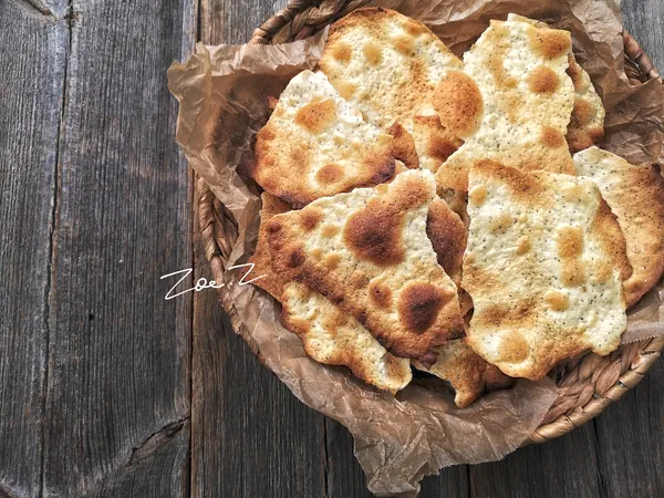 Fertiggestelltes Gericht von Das natürlichste Rezept zur Verwendung von Sauerteigresten - Knusprige Cracker mit Olivenöl!
