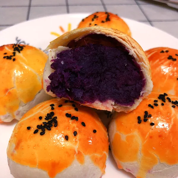 Fertiggestelltes Gericht von Knuspriges Gebäck mit Roten Bohnen & Gebäck mit violetter Süßkartoffel (Version mit Pflanzenöl)