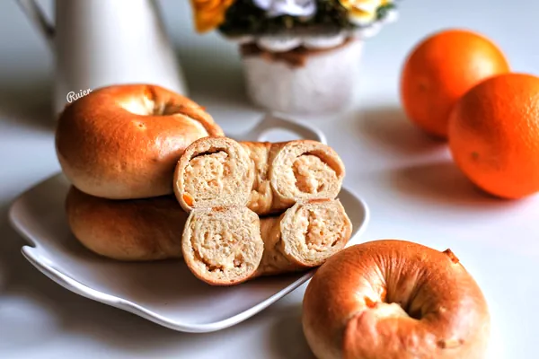Foto del plato terminado de Bagels integrales con queso crema de coco y piel de naranja confitada