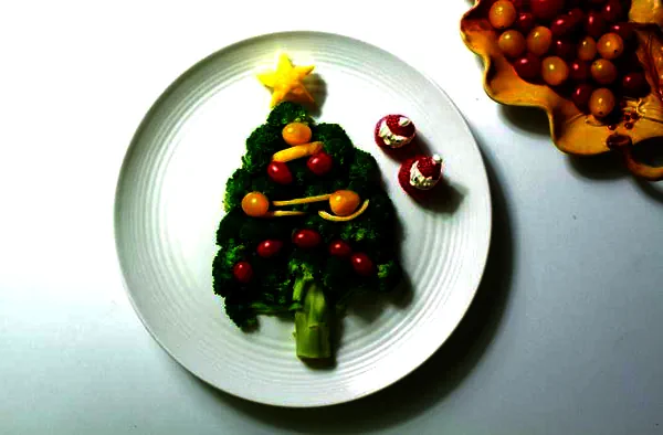 Fertiggestelltes Gericht von Weihnachtsbaum aus Brokkoli