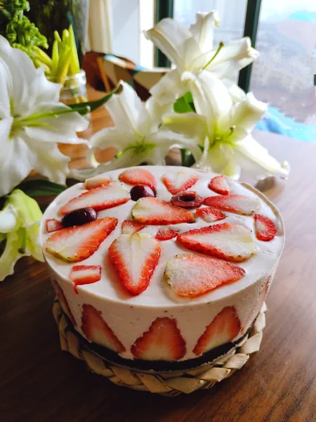 Fertiggestelltes Gericht von Die Erdbeersaison ist zurück, machen wir eine Joghurt-Erdbeer-Mousse ohne Verwendung eines Ofens