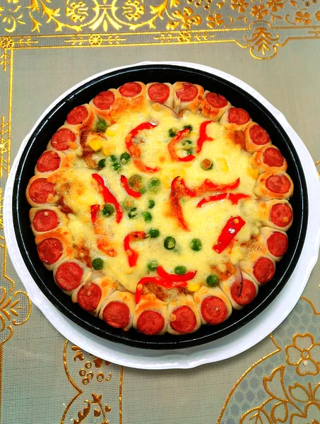 Fertiggestelltes Gericht von Pizza mit Wurstkruste