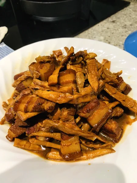 Foto del plato terminado de Cerdo estofado con brotes de bambú secos