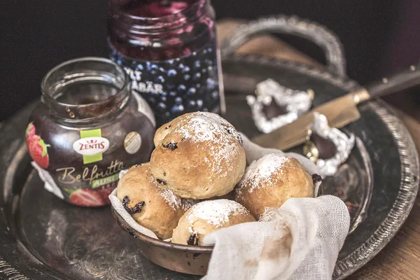 Fertiggestelltes Gericht von Scone mit Schokolade und Cranberries