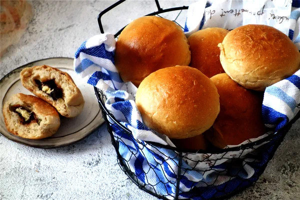 Fertiggestelltes Gericht von Kleine Brötchen mit Kaffee und Schokolade