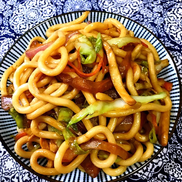 Fertiggestelltes Gericht von Gebratene Udon-Nudeln