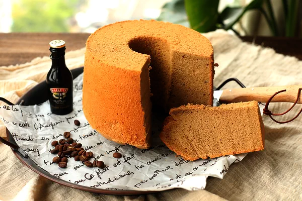 Foto del plato terminado de Sabor mejorado: chiffon de café y Baileys (molde rectangular de 17‑18 cm con chimenea)