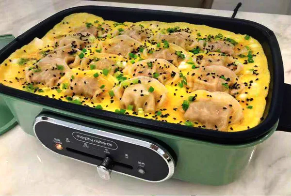 Fertiggestelltes Gericht von Rezeptserie für den Multifunktionskochtopf von Morphy: Gebratene Dumplings mit Eihülle