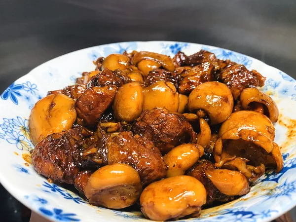 Foto del plato terminado de Panceta de cerdo estofada al estilo Shanghái con calamar
