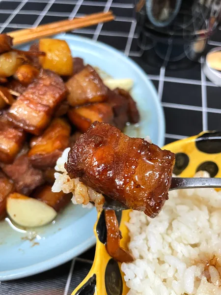 Foto del plato terminado de Pequeña olla de 'Carne de cerdo estofada' que puedes preparar en el dormitorio
