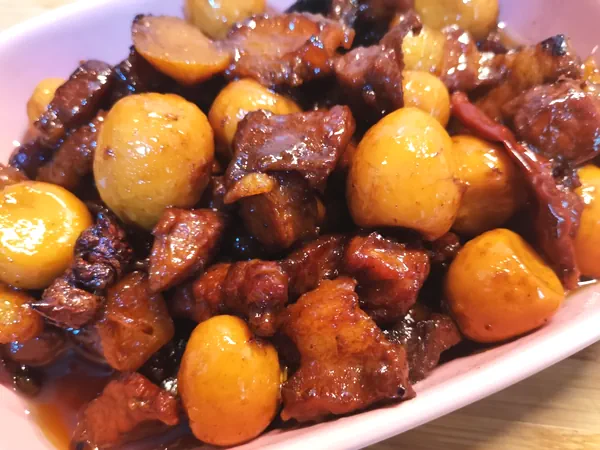 Foto del plato terminado de Cerdo frito con huevos de codorniz