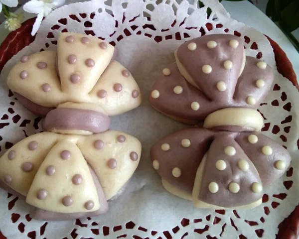 Fertiggestelltes Gericht von Knotenförmige gedämpfte Brötchen mit Milchgeschmack