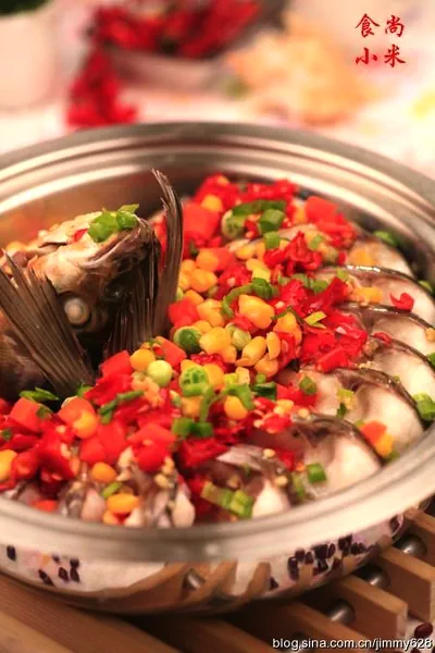 Fertiggestelltes Gericht von Gedämpfter Fisch mit Chili-Sauce