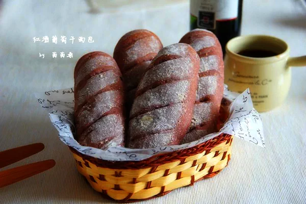 Foto del plato terminado de Pan de pasas y vino tinto